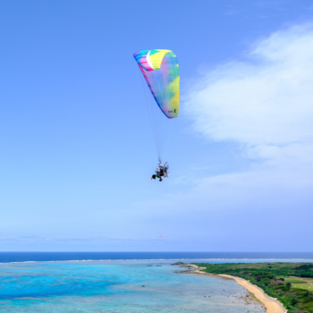 沖縄観光遊び体験パラグライダー