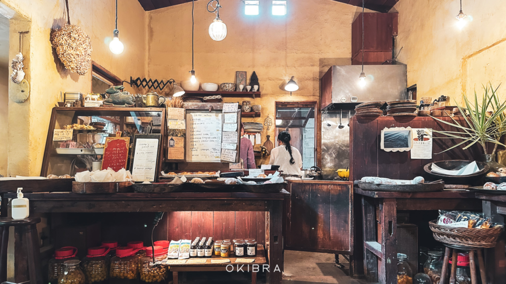 沖縄県読谷村パン屋さん水円内装