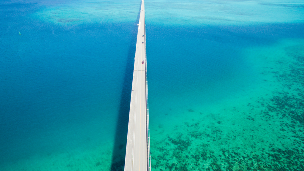 ドローン沖縄の海と橋