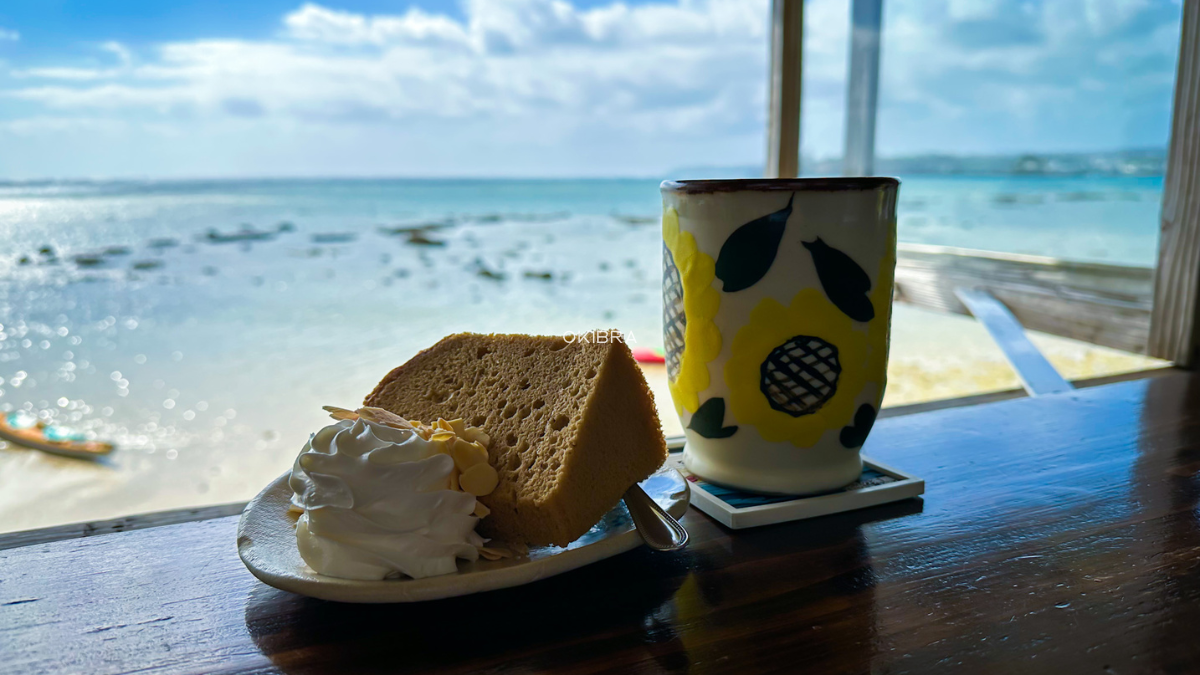 南城市の浜辺の茶屋