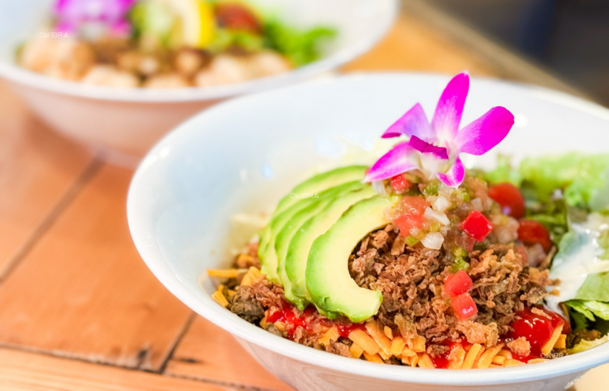 Quán cà phê phong cách Hawaii ricebowlfactory trên đảo Kouri, làng Nakijin, tỉnh Okinawa