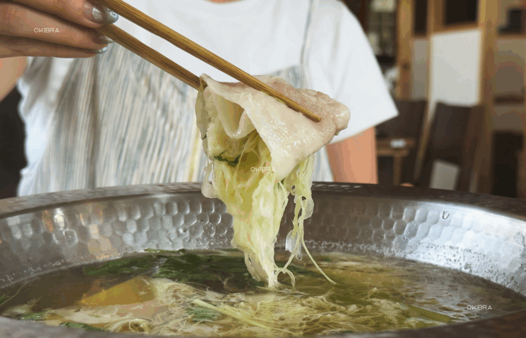 Chabu - Nago, Nago, Okinawa Agu shabu shabu shabu shabu, daging babi dengan kulit Makan malam di rumah tradisional Ryukyuan