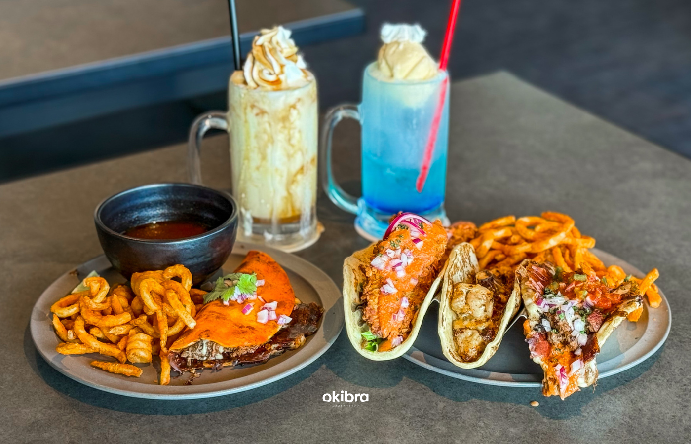 沖縄県金武町 Blue Entrance Kitchen イーストテラス店 タコス ボリューミー