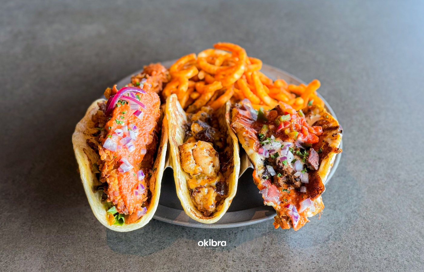 沖縄県金武町 Blue Entrance Kitchen イーストテラス店 タコス ボリューミー