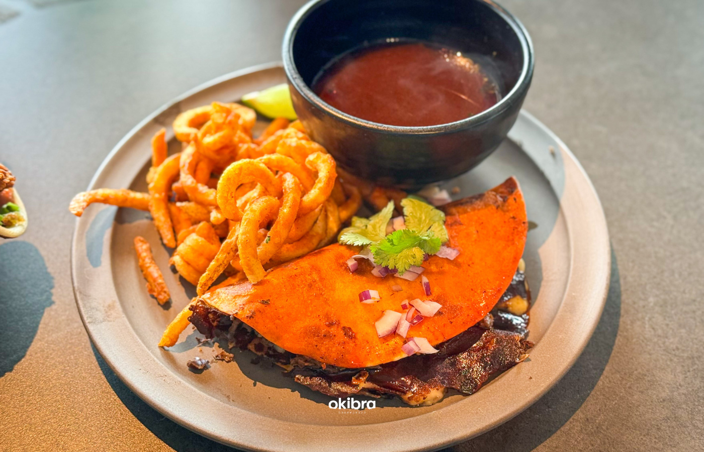 沖縄県金武町 Blue Entrance Kitchen イーストテラス店 タコス ボリューミー