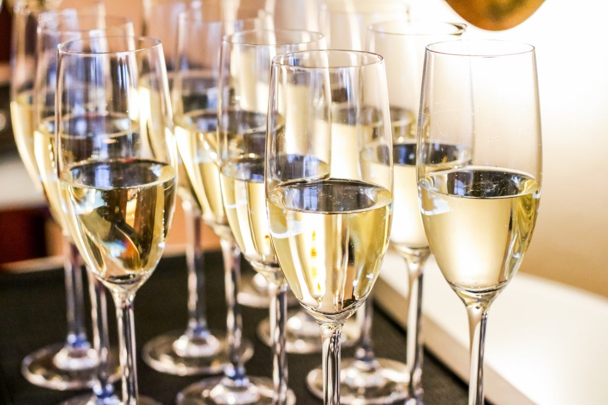 新年の乾杯用に並んだグラス