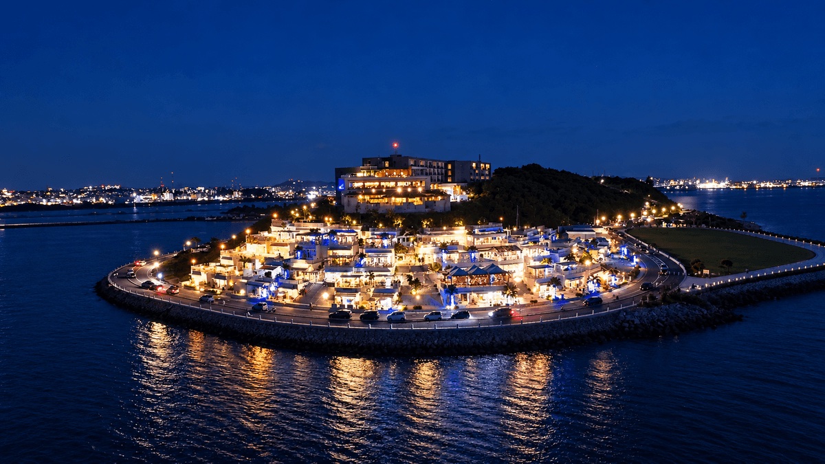 明かりがともる夜の瀬長島ウミカジテラス