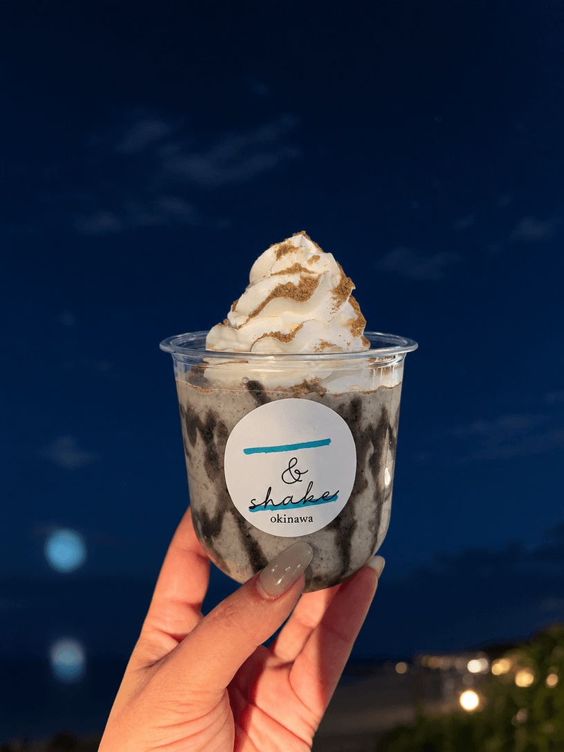 瀬長島ウミカジテラス「& shake okinawa」の夜限定 黒ごまシェイク